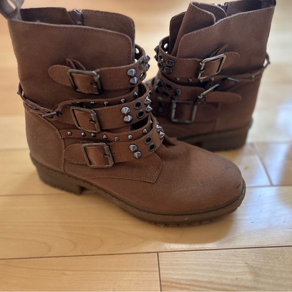 Great cowboy style studded boots for hiking, dress up and outings. Amazing style - Picture 3 of 3